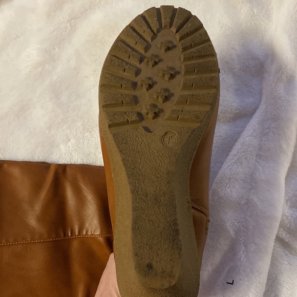 Boots - Picture 4 of 5